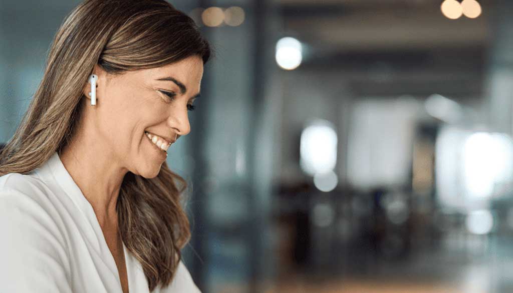 mujer sonriendo y trabajando en la oficina