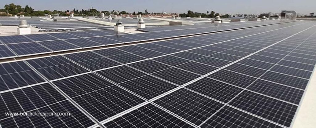 paneles solares de una Comunidad energética de Iberdrola