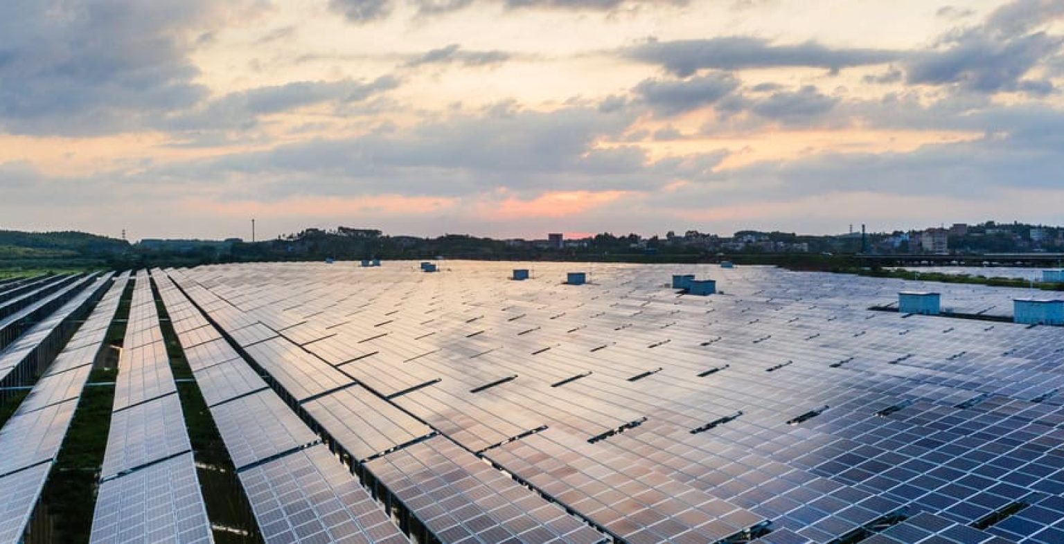 Puesta de sol en planta fotovoltaica