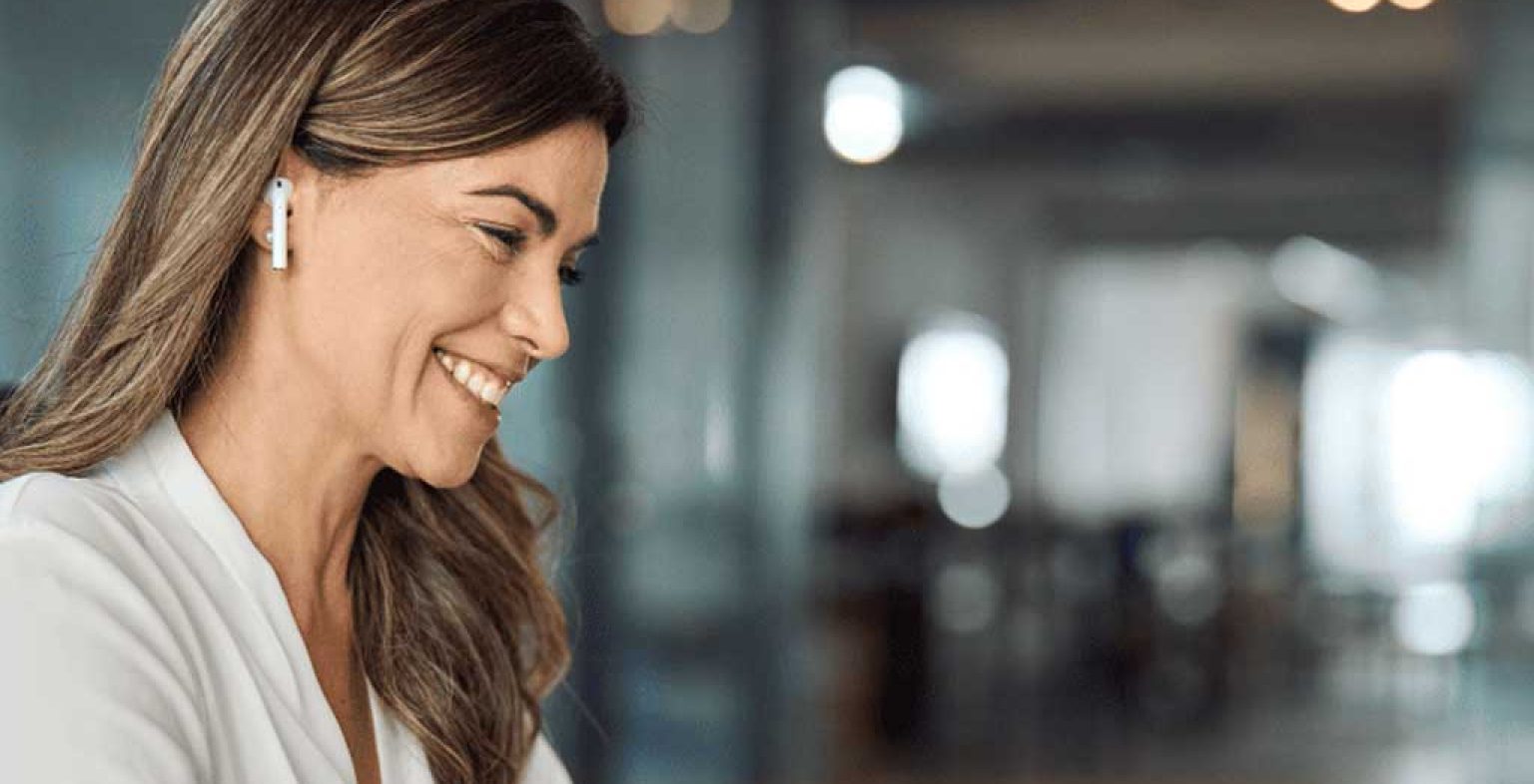 mujer sonriendo y trabajando en la oficina